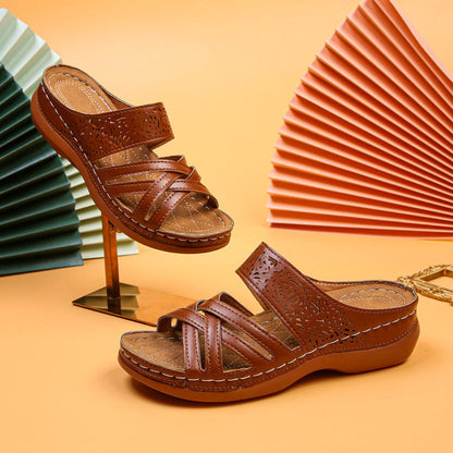 Pantofole con cinturino in pelle incrociata da donna