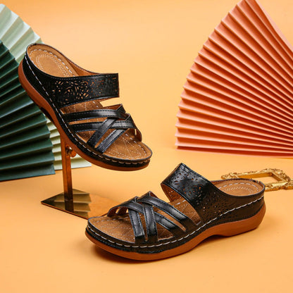 Pantofole con cinturino in pelle incrociata da donna