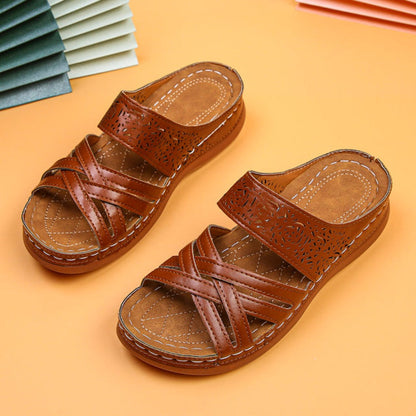 Pantofole con cinturino in pelle incrociata da donna