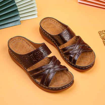 Pantofole con cinturino in pelle incrociata da donna