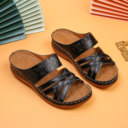 Pantofole con cinturino in pelle incrociata da donna