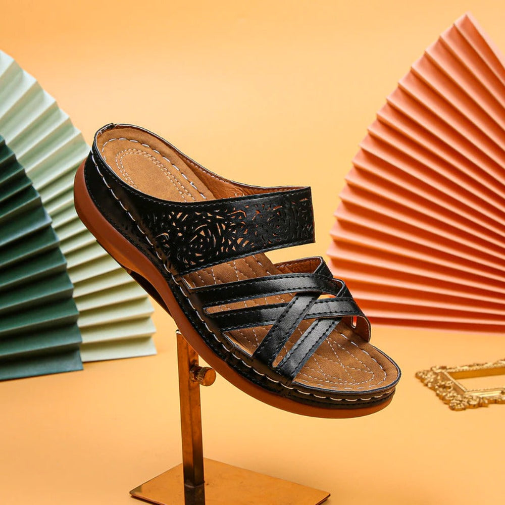 Pantofole con cinturino in pelle incrociata da donna