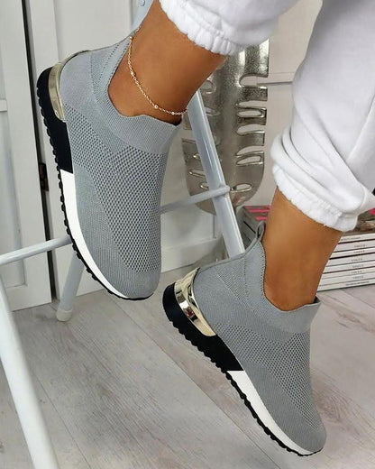 Scarpe basse eleganti ed elastiche