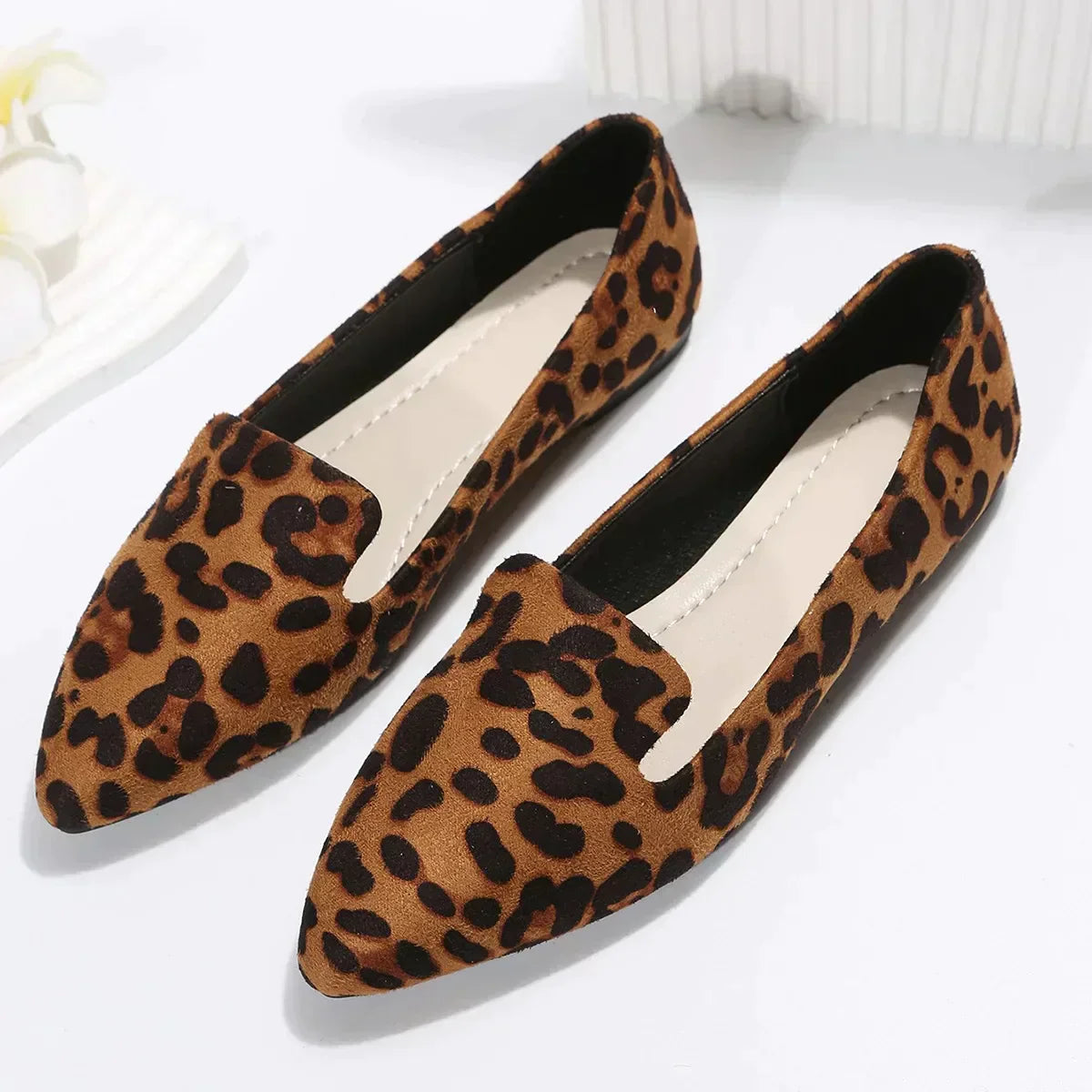 Scarpe a punta con stampa leopardo