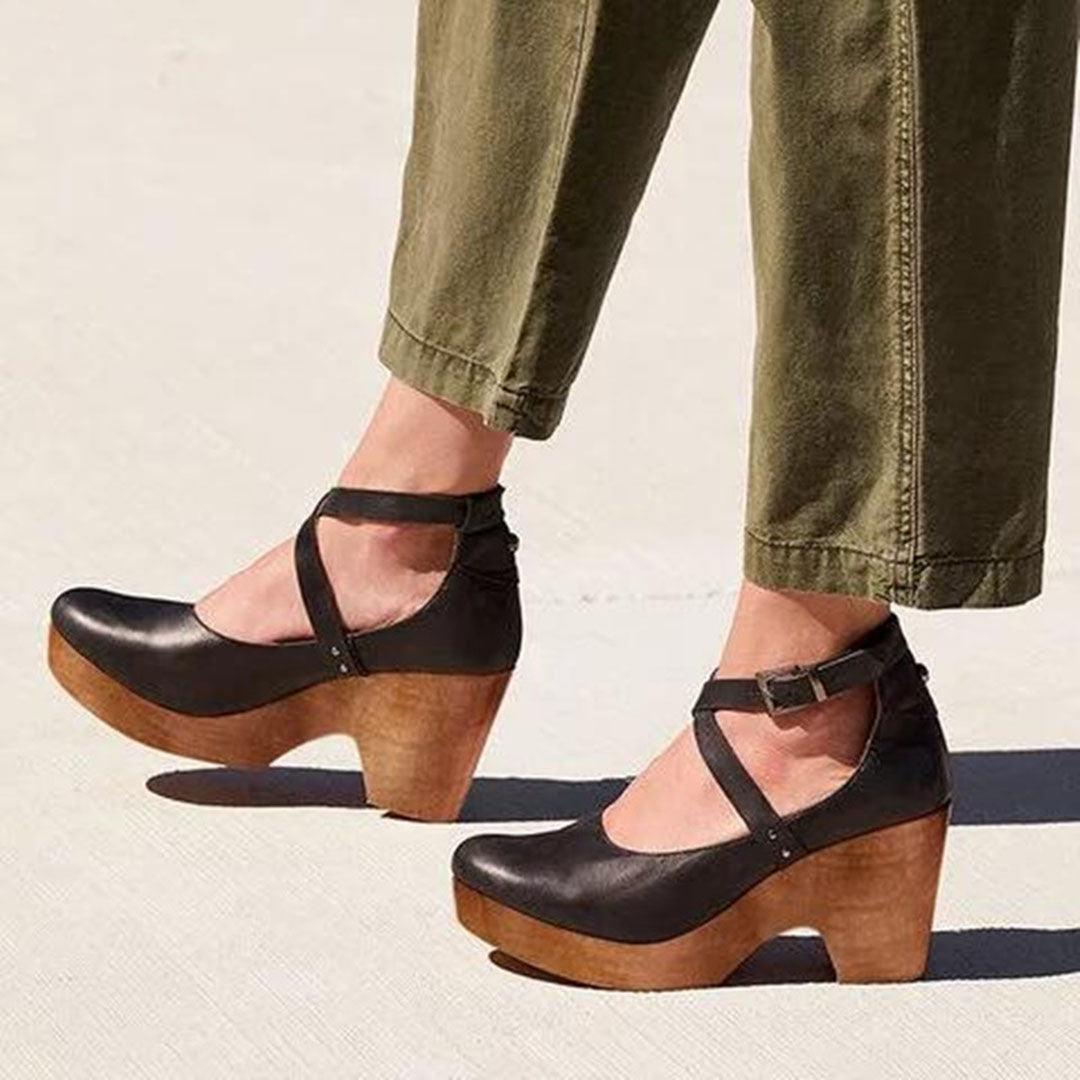 Scarpe di pelle da donna con tacchi alti e spessi