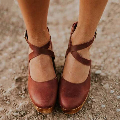 Scarpe di pelle da donna con tacchi alti e spessi