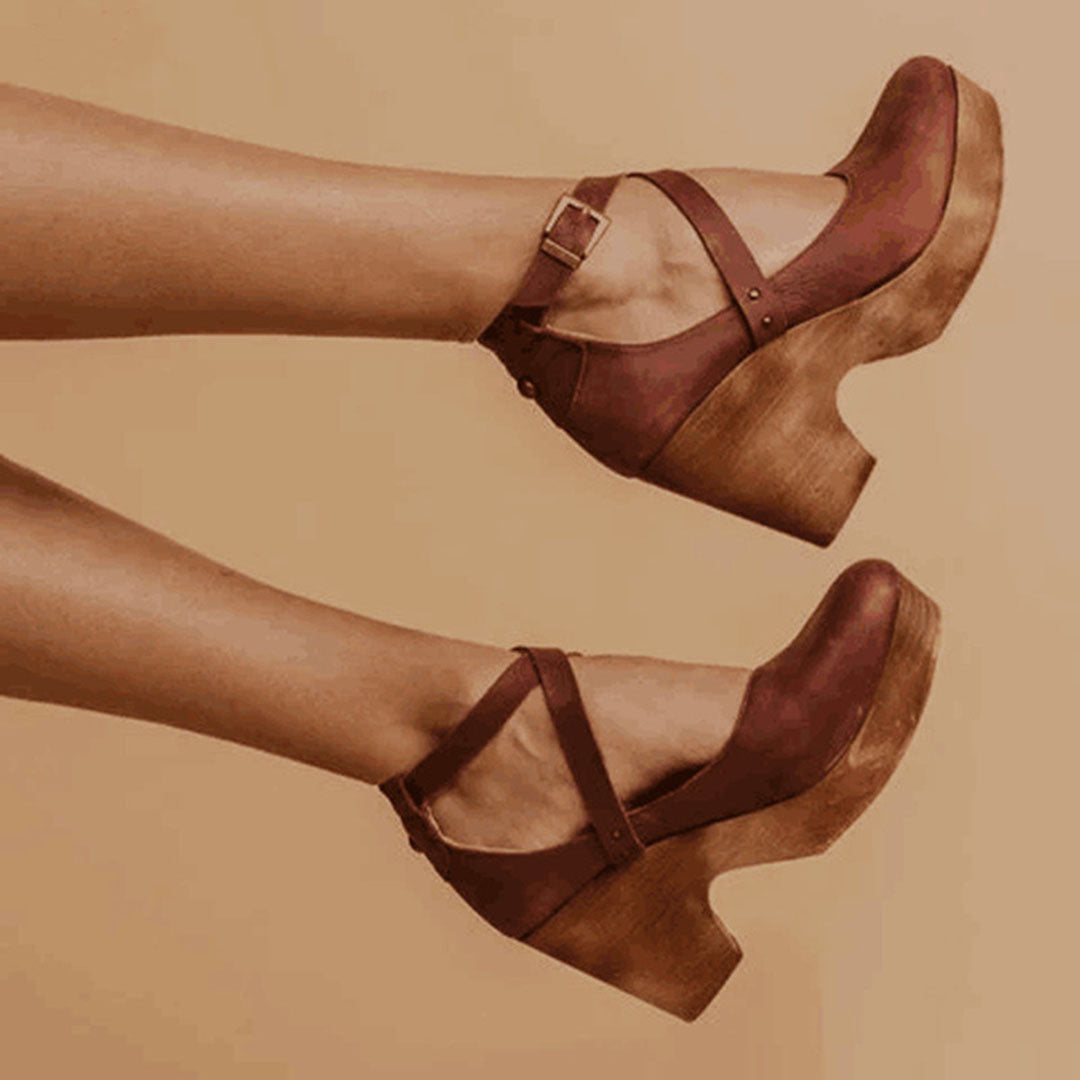 Scarpe di pelle da donna con tacchi alti e spessi
