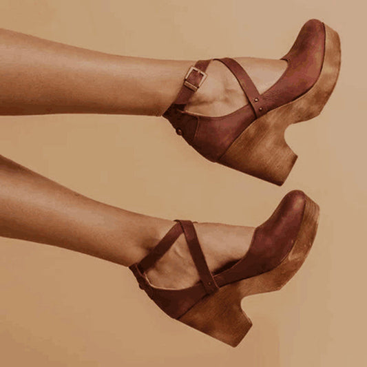 Scarpe di pelle da donna con tacchi alti e spessi