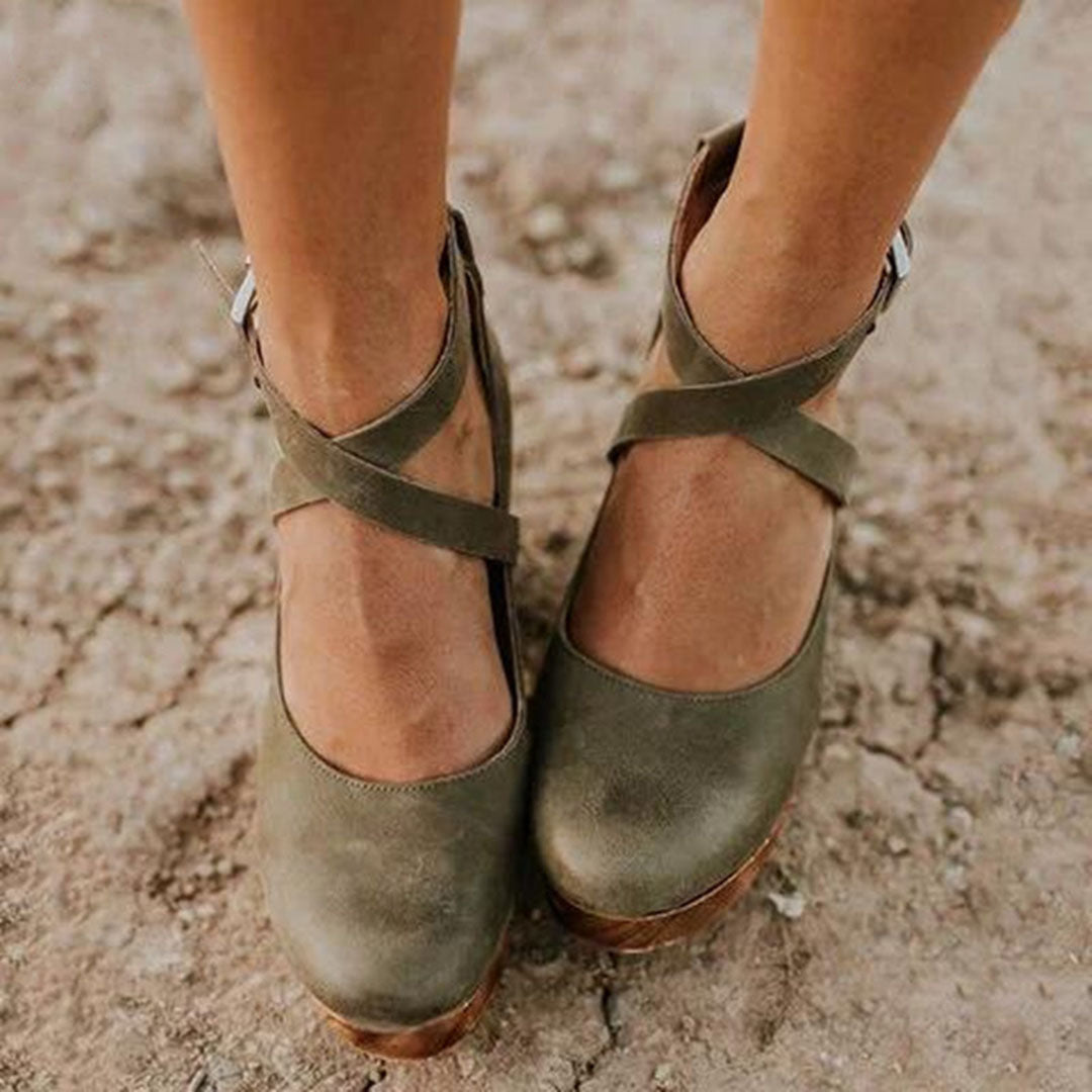 Scarpe di pelle da donna con tacchi alti e spessi