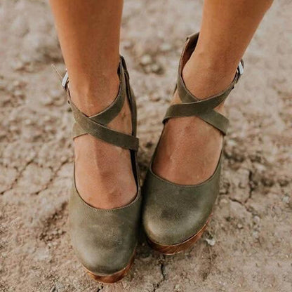 Scarpe di pelle da donna con tacchi alti e spessi