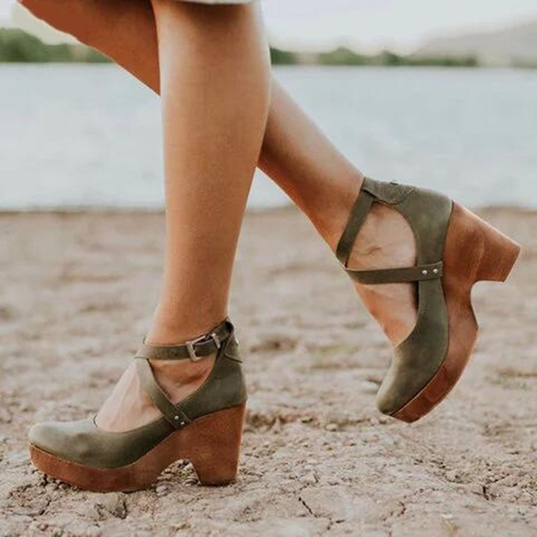 Scarpe di pelle da donna con tacchi alti e spessi