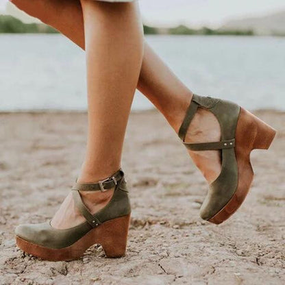 Scarpe di pelle da donna con tacchi alti e spessi