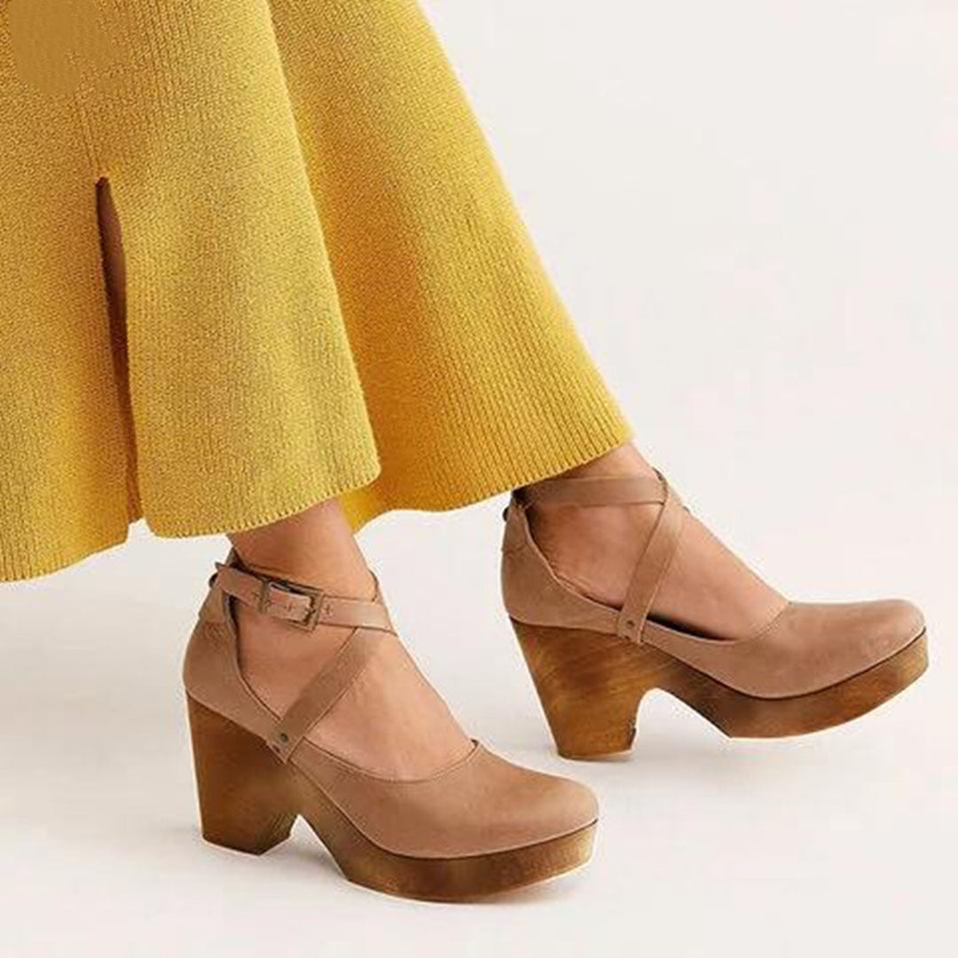 Scarpe di pelle da donna con tacchi alti e spessi