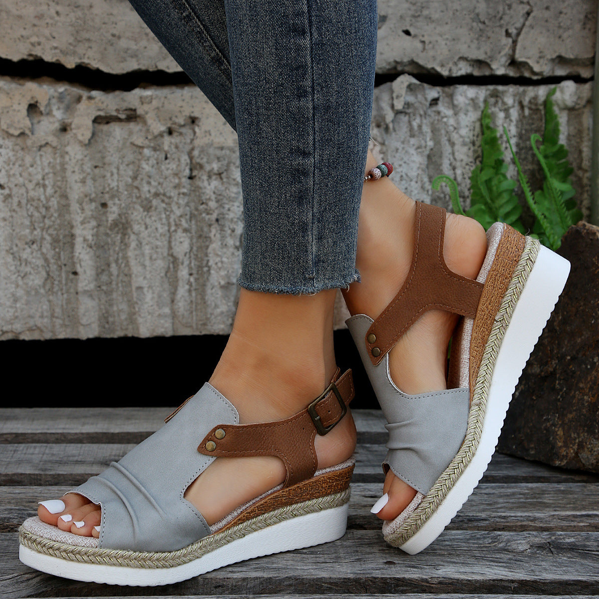 Sandali casual con piattaforma e punta aperta