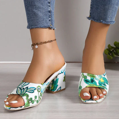 Sandali con punta aperta e stampa alla moda