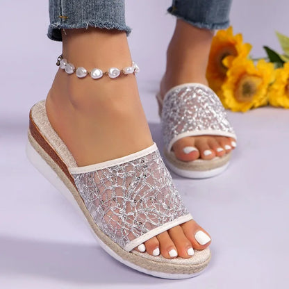 Comodi sandali in rete alla moda