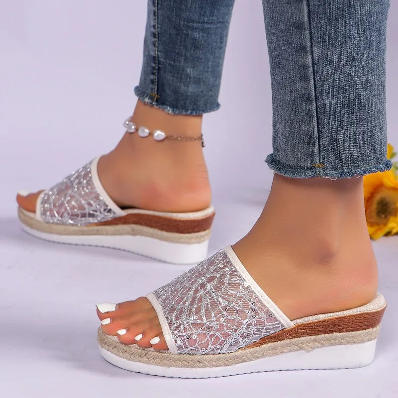 Comodi sandali in rete alla moda