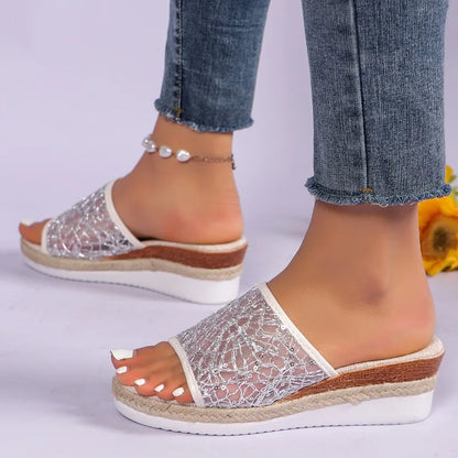 Comodi sandali in rete alla moda