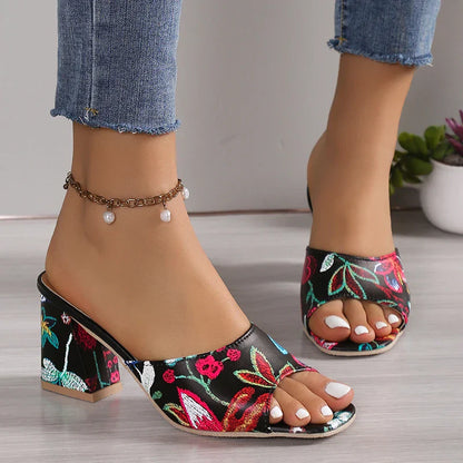 Sandali con punta aperta e stampa alla moda