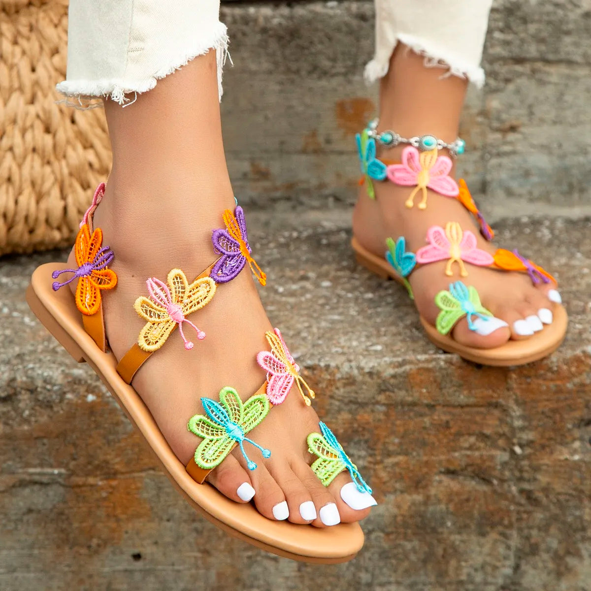 Sandali piatti da donna con farfalle colorate