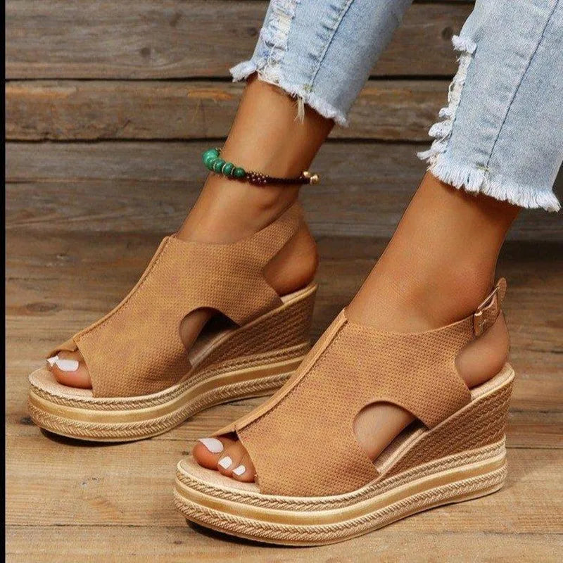 Sandali con zeppa dorata glitterata