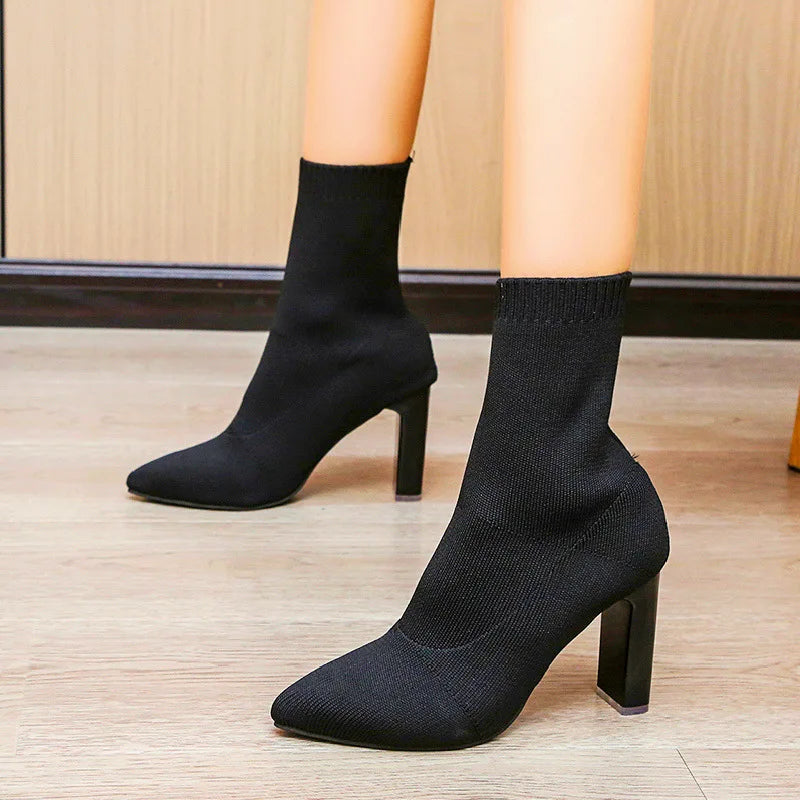 Scarpe di sostegno eleganti e dettagliate
