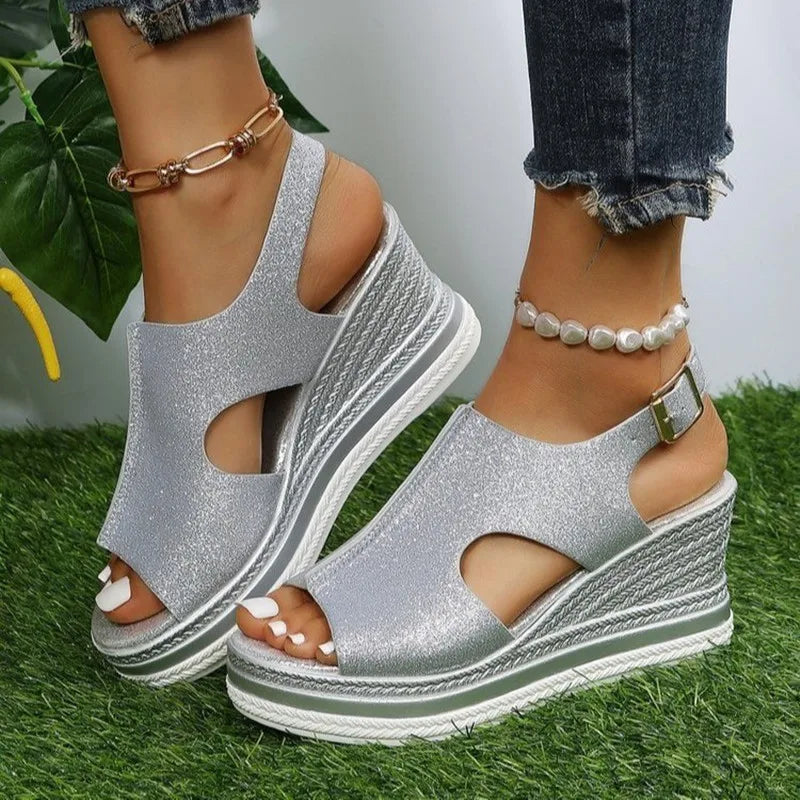 Sandali con zeppa dorata glitterata