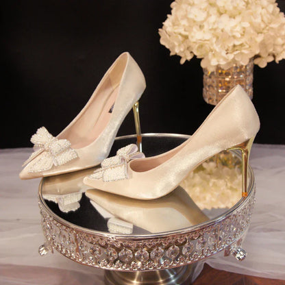 Scarpe da sposa bianche con fiocco di strass