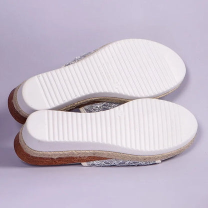 Comodi sandali in rete alla moda