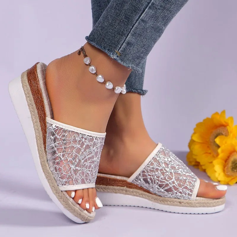 Comodi sandali in rete alla moda