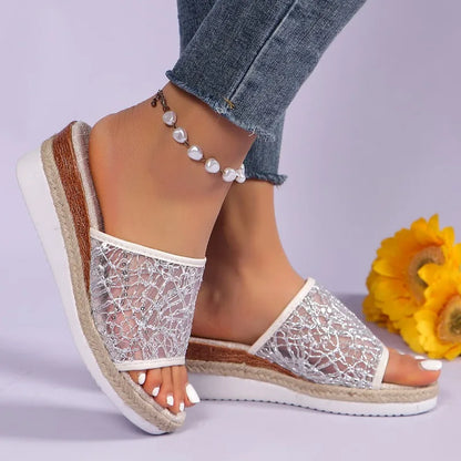 Comodi sandali in rete alla moda