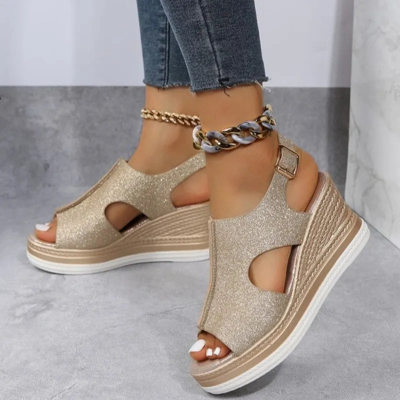 Sandali con zeppa dorata glitterata
