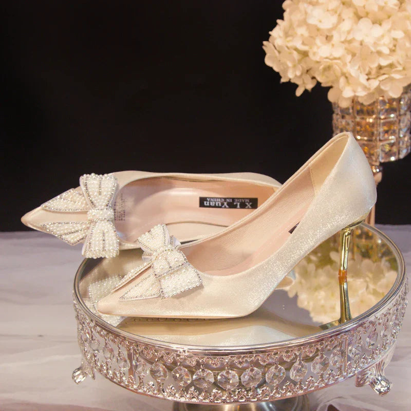 Scarpe da sposa bianche con fiocco di strass