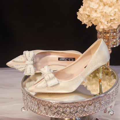 Scarpe da sposa bianche con fiocco di strass