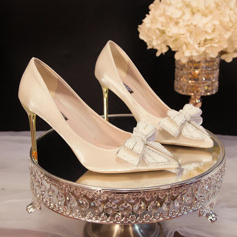 Scarpe da sposa bianche con fiocco di strass
