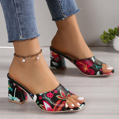 Sandali con punta aperta e stampa alla moda