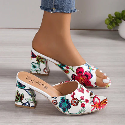 Sandali con punta aperta e stampa alla moda