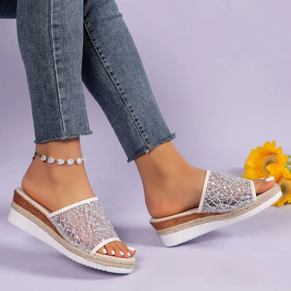 Comodi sandali in rete alla moda