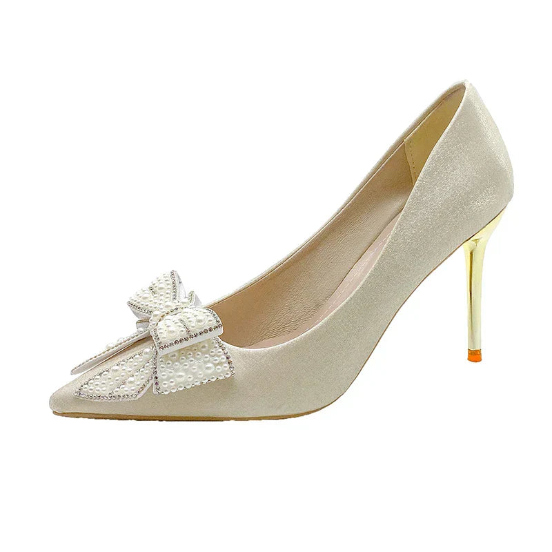 Scarpe da sposa bianche con fiocco di strass
