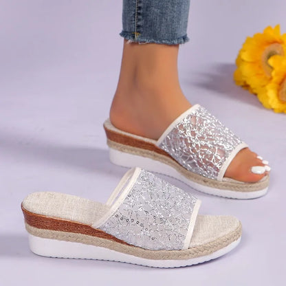 Comodi sandali in rete alla moda