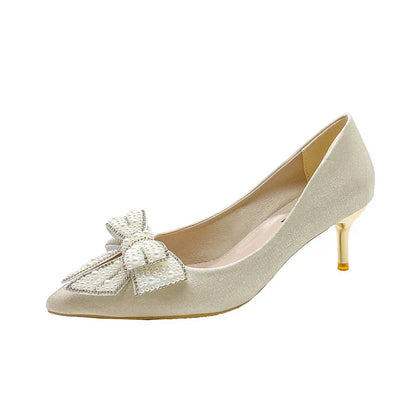 Scarpe da sposa bianche con fiocco di strass