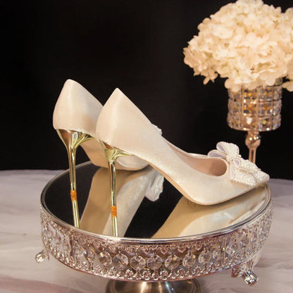 Scarpe da sposa bianche con fiocco di strass