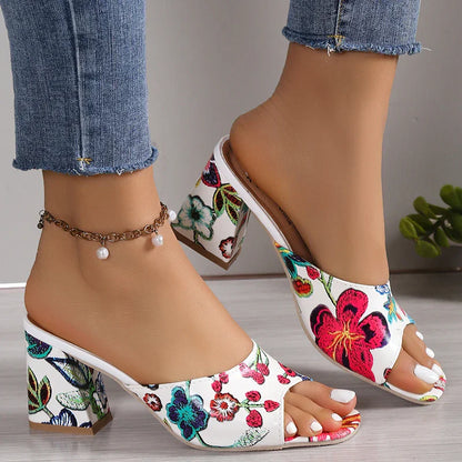 Sandali con punta aperta e stampa alla moda