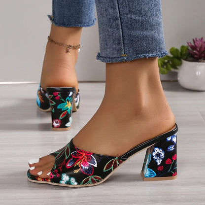 Sandali con punta aperta e stampa alla moda