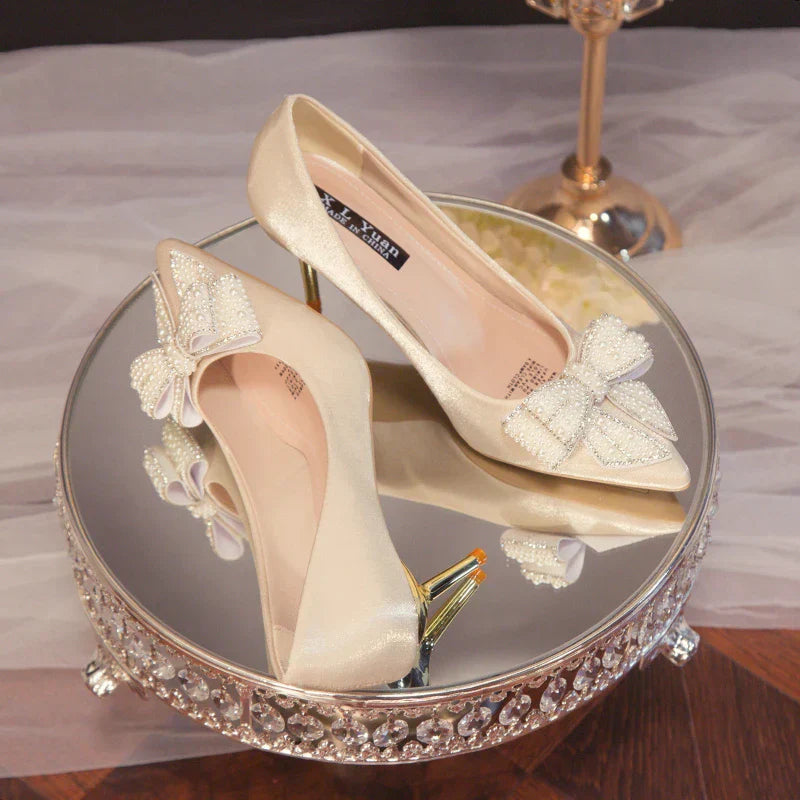 Scarpe da sposa bianche con fiocco di strass