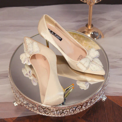 Scarpe da sposa bianche con fiocco di strass