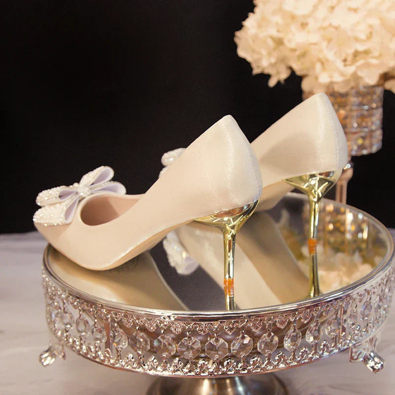 Scarpe da sposa bianche con fiocco di strass