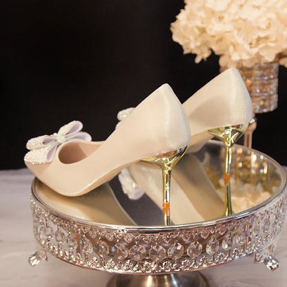 Scarpe da sposa bianche con fiocco di strass
