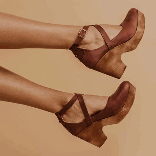 Scarpe di pelle da donna con tacchi alti e spessi