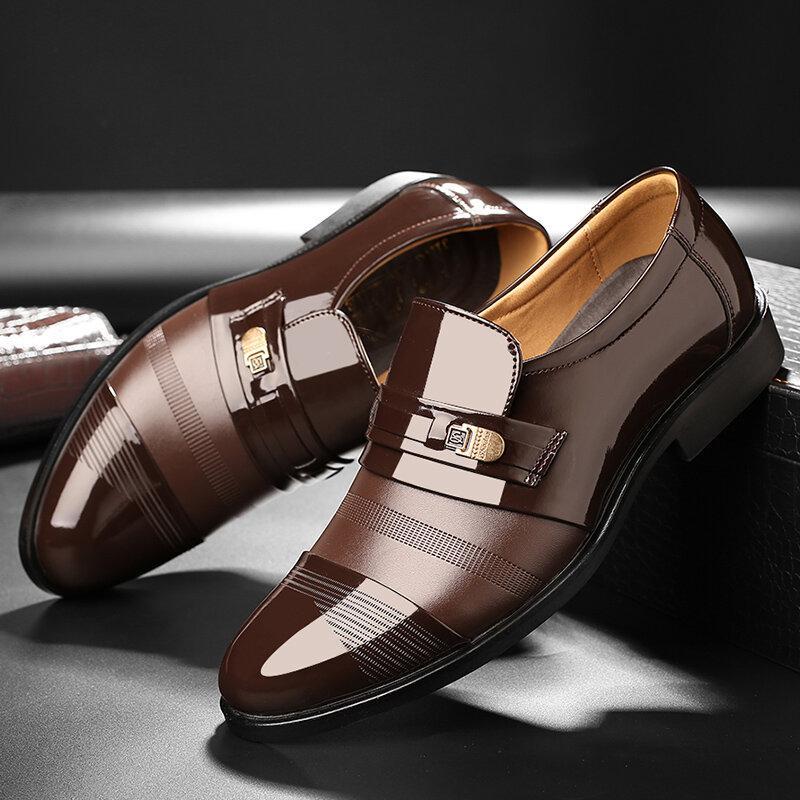 Scarpe moderne formali e casual da uomo d'affari